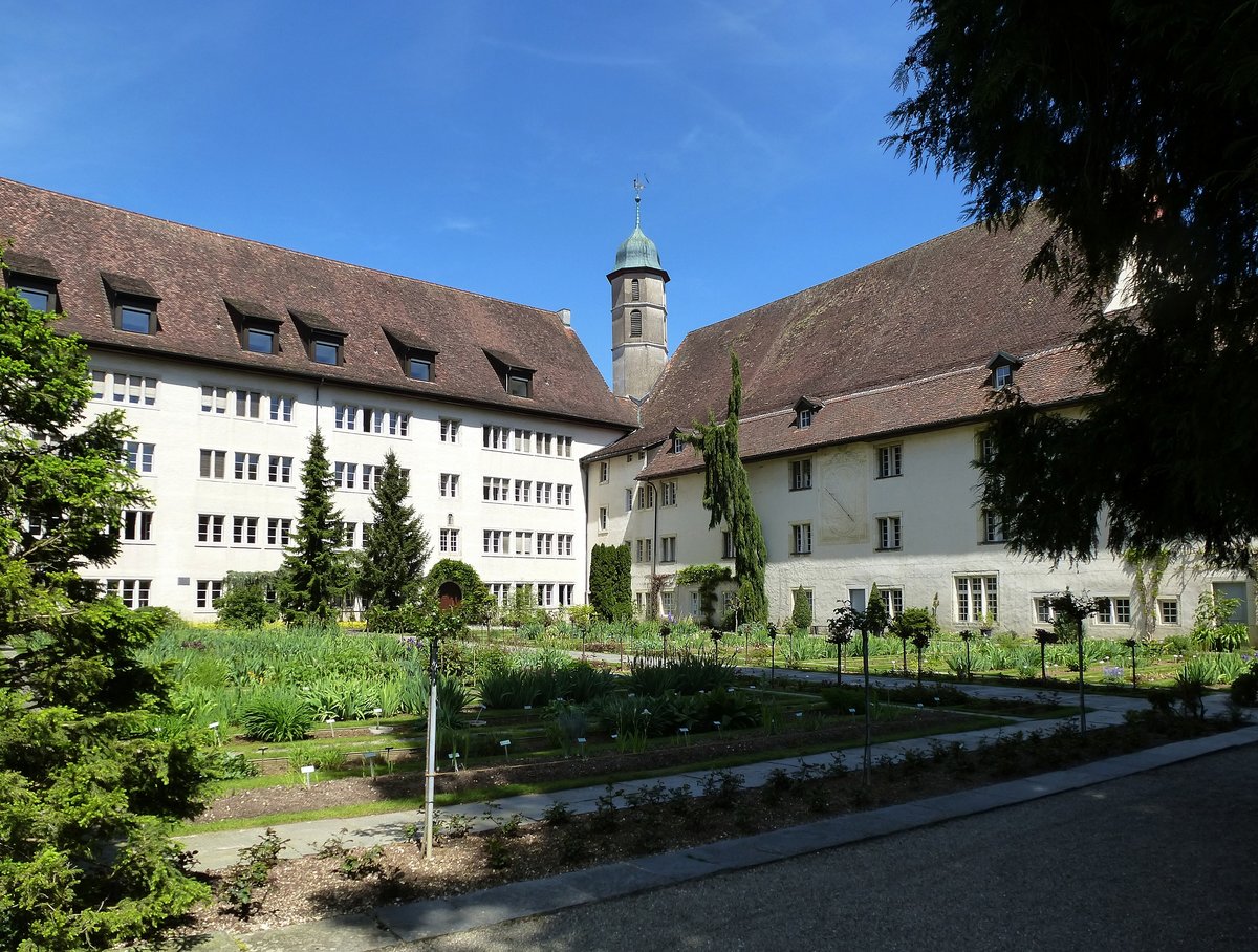 Porrentruy, ehemaliges Jesuitenkollegium, heute Kantonalschule mit Botanischem Garten, im Hintergrund der Turm der ehemaligen Jesuitenkirche, Mai 2017