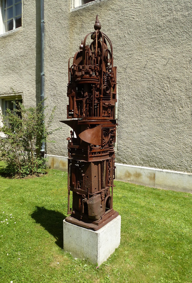 Porrentruy, Kunstwerk im ehemaligen Klosterbereich, Mai 2017