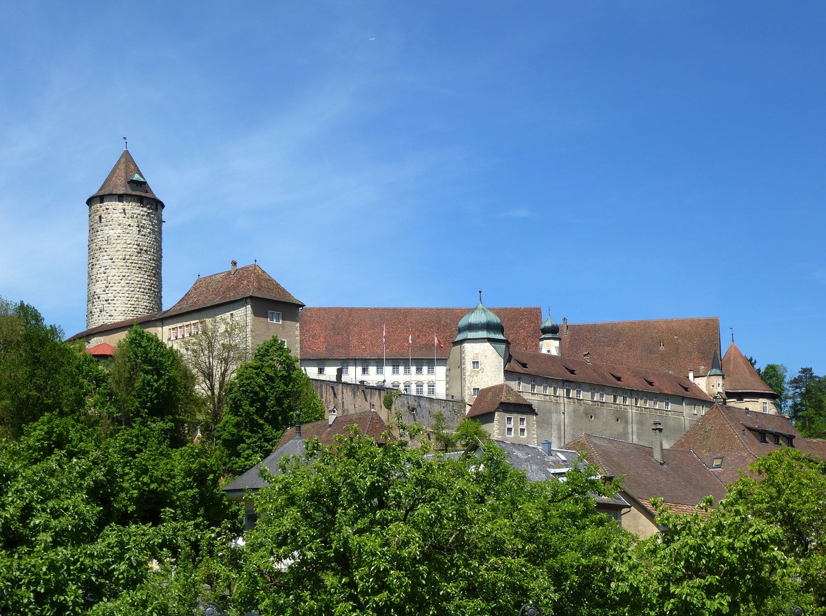 Porrentruy (Pruntrut), Blick aus der Stadt zum hochgelegenen Schlo, erste Bauten stammen aus dem 13.Jahrhundert, war von 1527-1792 Residenz der Basler Frstbischfe, Mai 2017