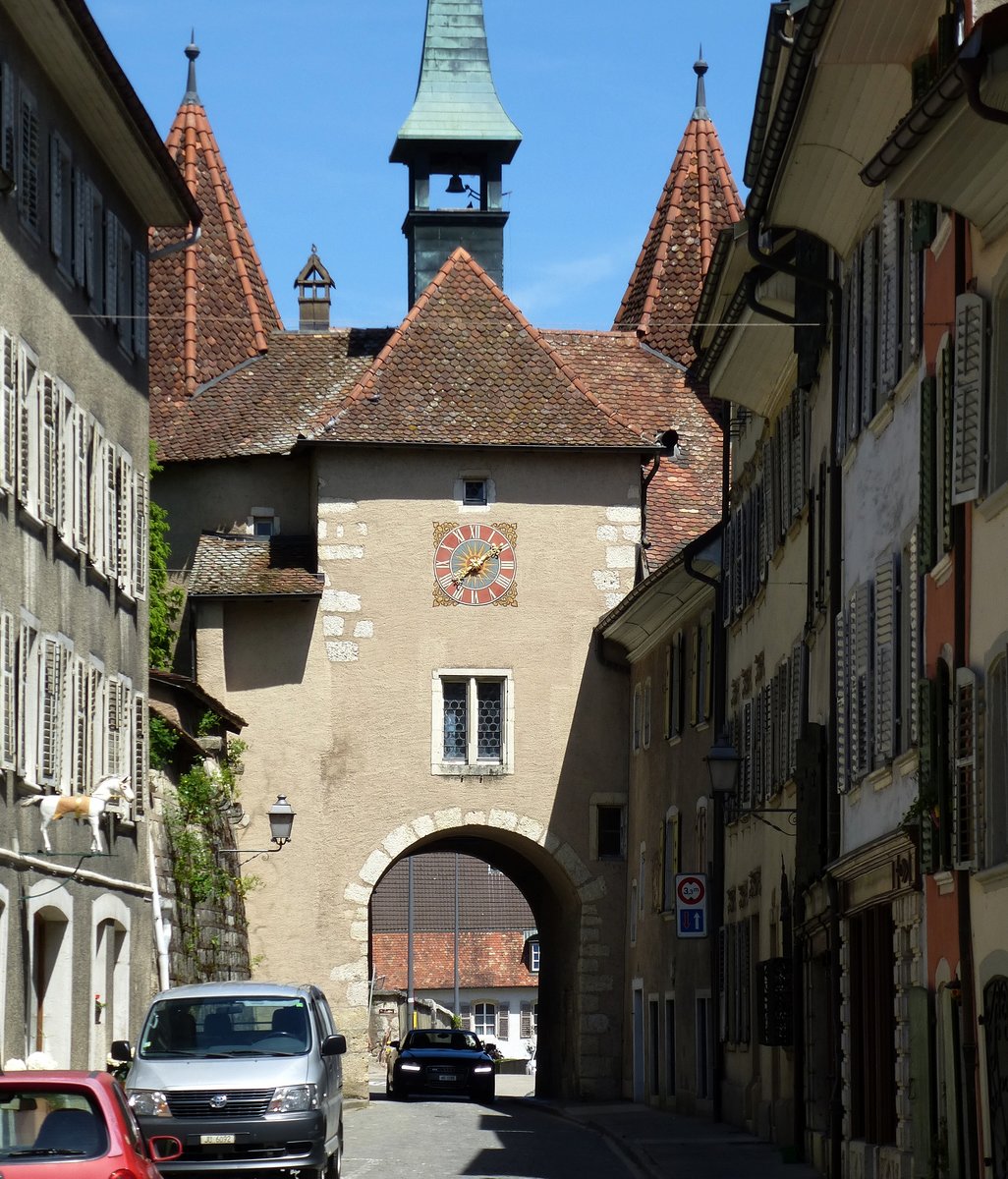 Porrentruy, das Stadttor  Porte de France  stadtauswrts gesehen, 1563 erbaut als Teil der Stadtbefestigung, Mai 2017