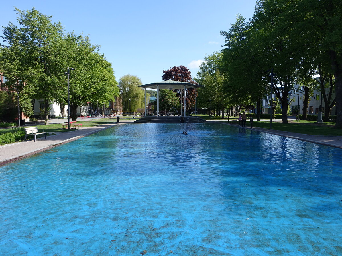 Porsgrunn, Brunnen und Pavillon am Radhusparken (28.05.2023)