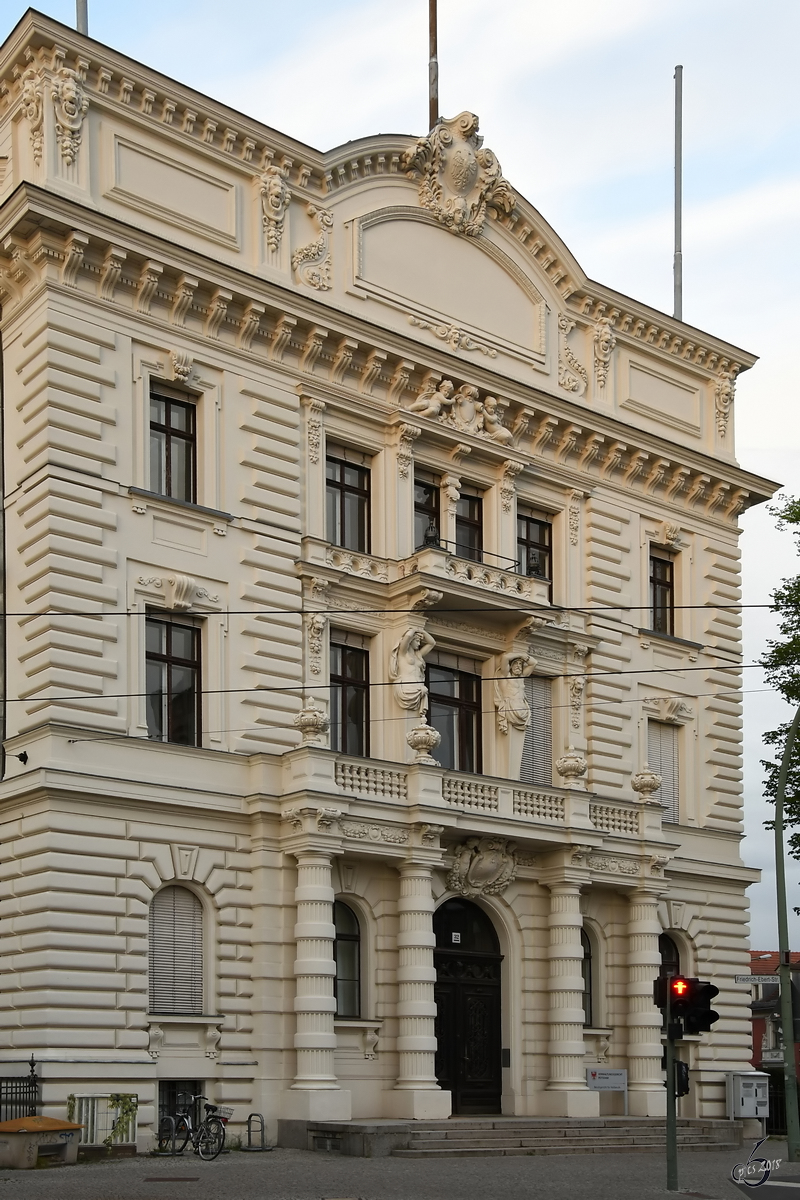 Portal des Verwaltungsgerichtsgebudes in der Potsdamer Innenstadt. (April 2018)