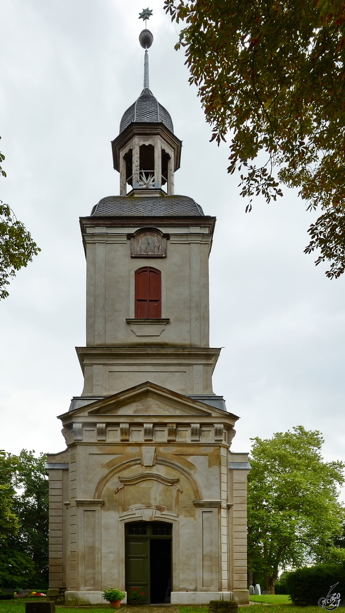 Portal und Turm der Dorfkirche in Weitendorf. (August 2013)