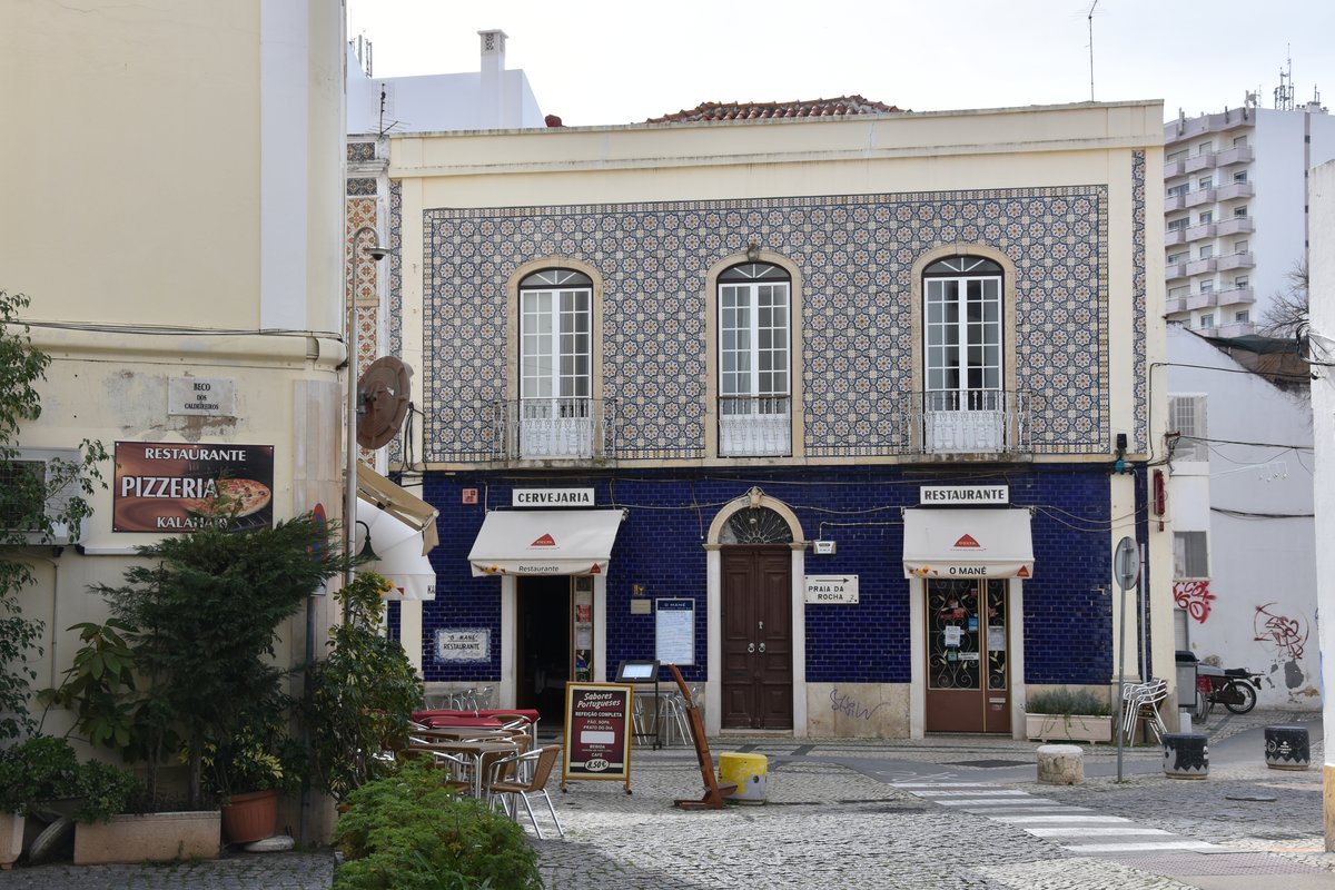 PORTIMO (Concelho de Portimo), 09.02.2017, ein mit Azulejos versehenes Haus in der Fugngerzone