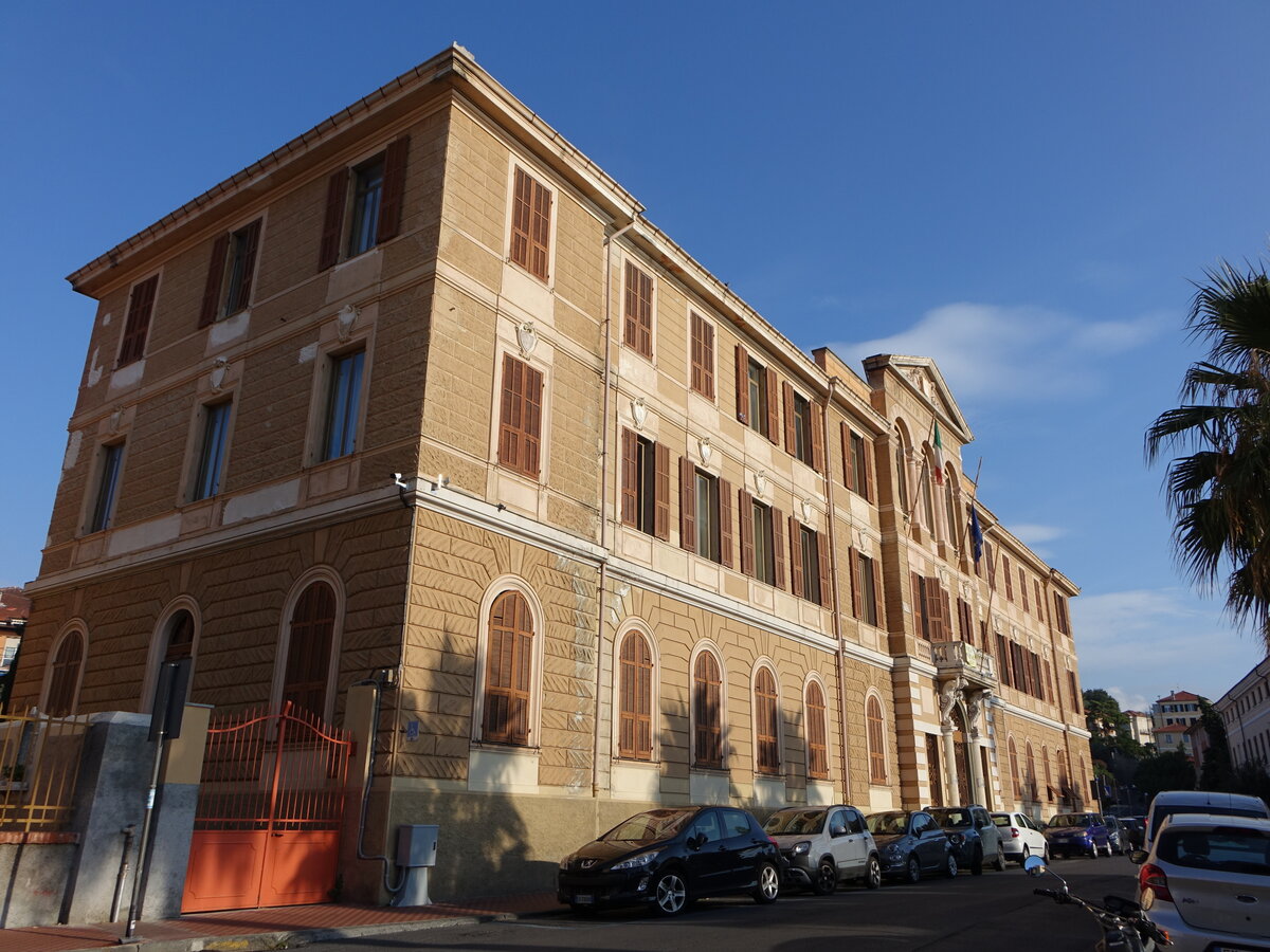 Porto Maurizio, Rathausgebude an der Piazza Roma (03.10.2021)