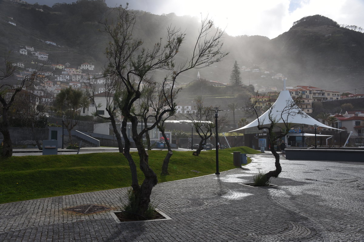 PORTO MONIZ (Concelho de Porto Moniz), 05.02.2018, Blick von der Uferpromenade in Richtung Gebirge; Regen und Sonne wechselten sich ab
