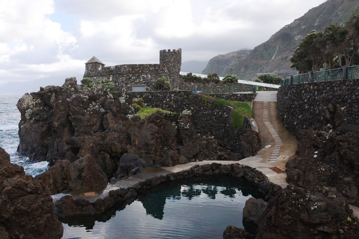 PORTO MONIZ (Concelho de Porto Moniz), 05.02.2018, Blick ber einen Teil eines Naturbades auf die restaurierte Burg, in der sich heute ein Aquarium befindet