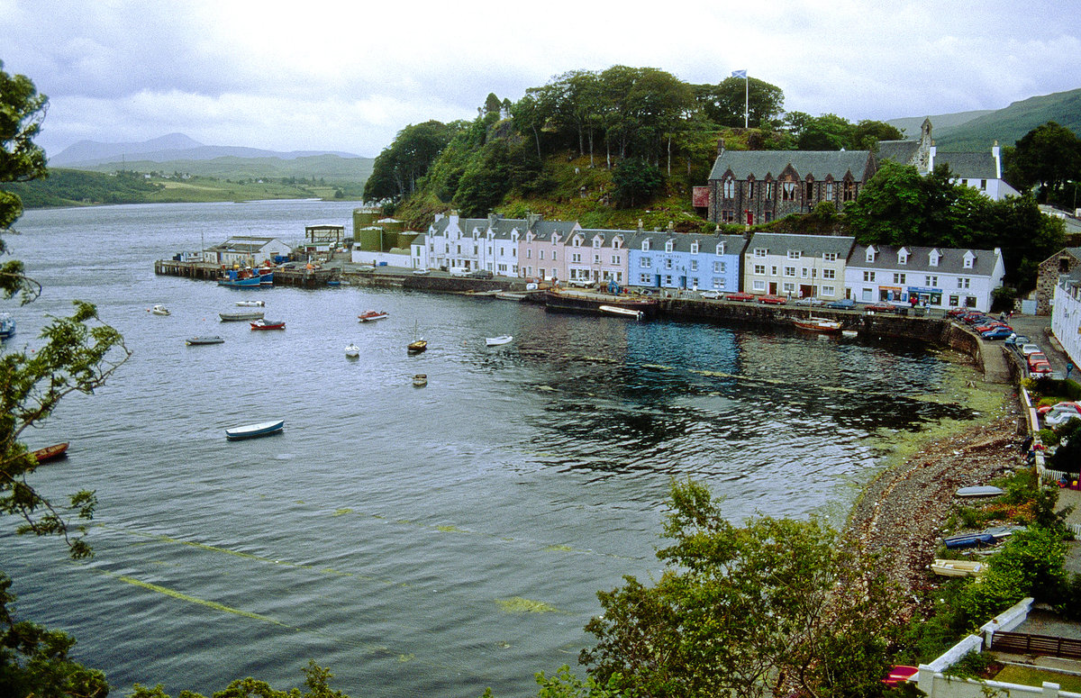 Portree  ist der Hauptort und die einzige Stadt der Insel Skye, der grten Insel der zu Schottland gehrenden Inneren Hebriden.
Bild vom Dia. Aufnahme: Juni 1991.