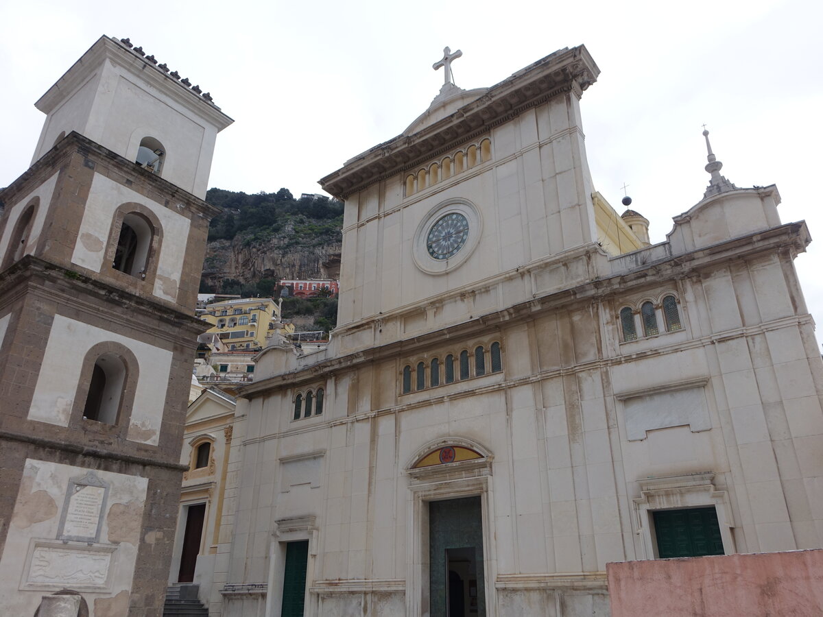 Positano, Pfarrkirche Santa Maria Assunta, Fassade aus dem 18. Jahrhundert (25.02.2023)