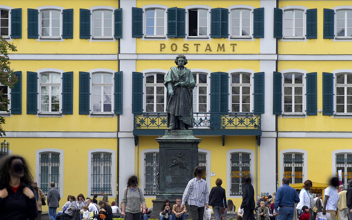 Postamt mit dem Beethoven-Denkmal in Bonn. Aufnahme: Mai 2007.