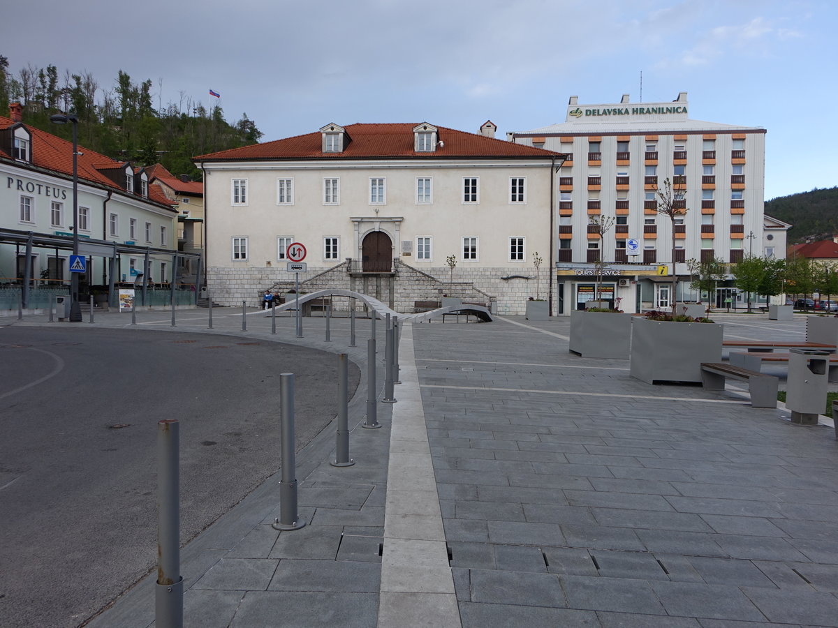 Postojna, Institut zur Erforschung des Karst am Marktplatz, erbaut 1689 als Herrenhaus fr die Familie Auersperg (28.04.2017) 