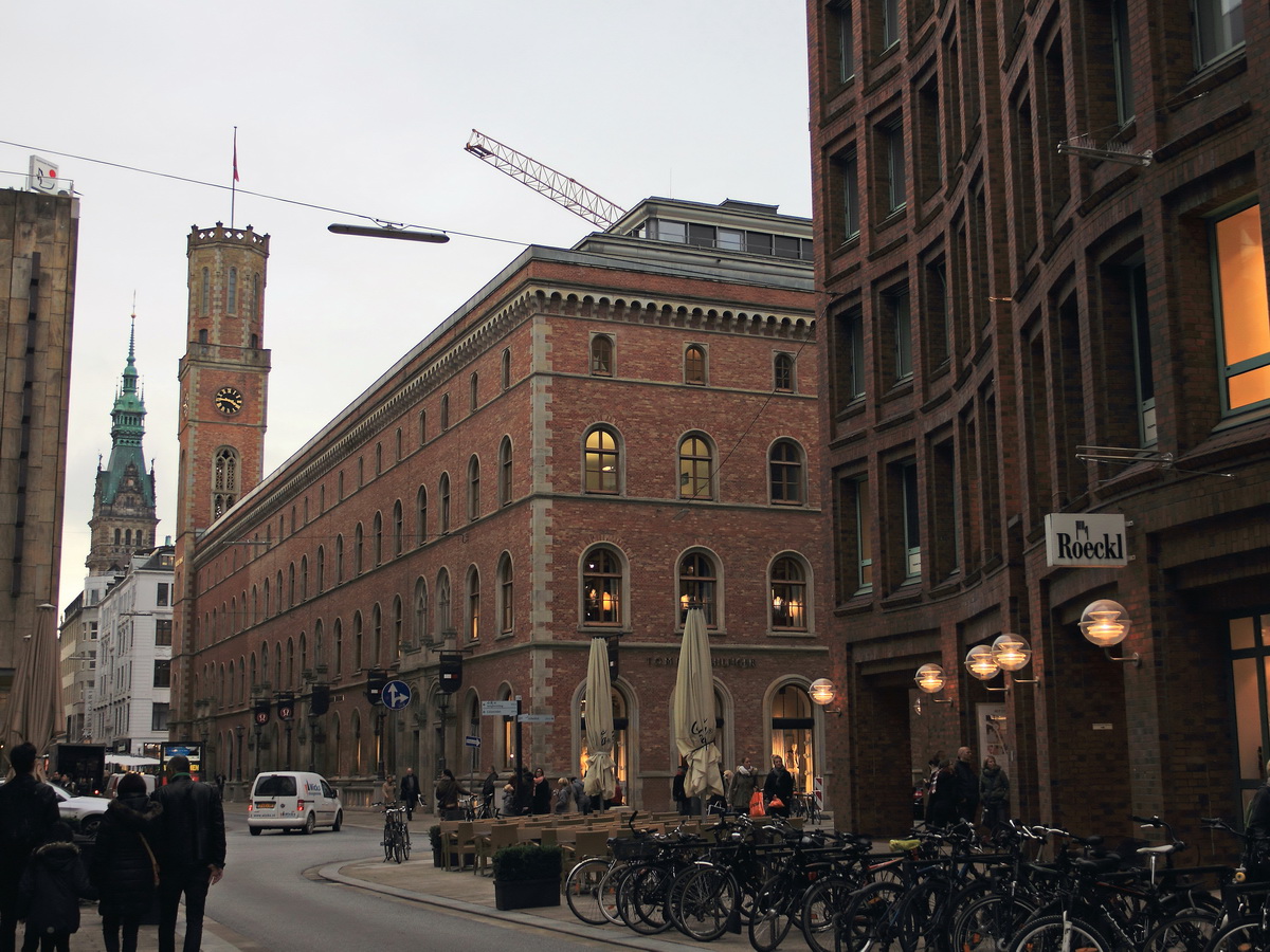 Postpassage am 19. Oktober 2016 in Hamburg Mitte, im Hintergrund Spitze vom Rathaus von Hamburg.