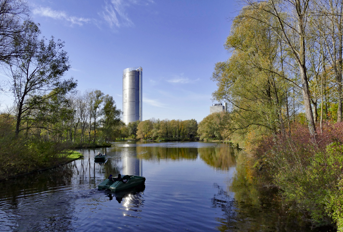 Posttower in Bonn spiegelt sich im See in der Rheinaue - 01.11.2017