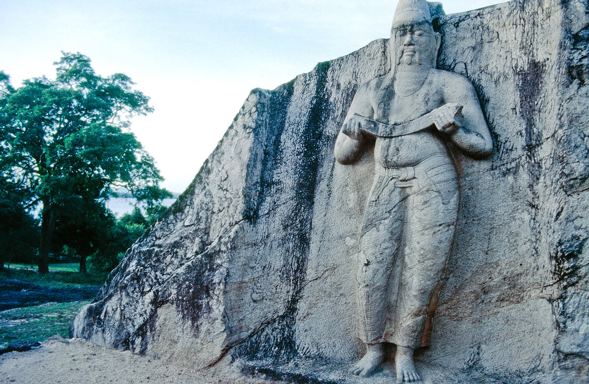 Potgul Vihara Statue in Polonnaruwa. Bild vom Dia. Aufnahme: Januar 1989.