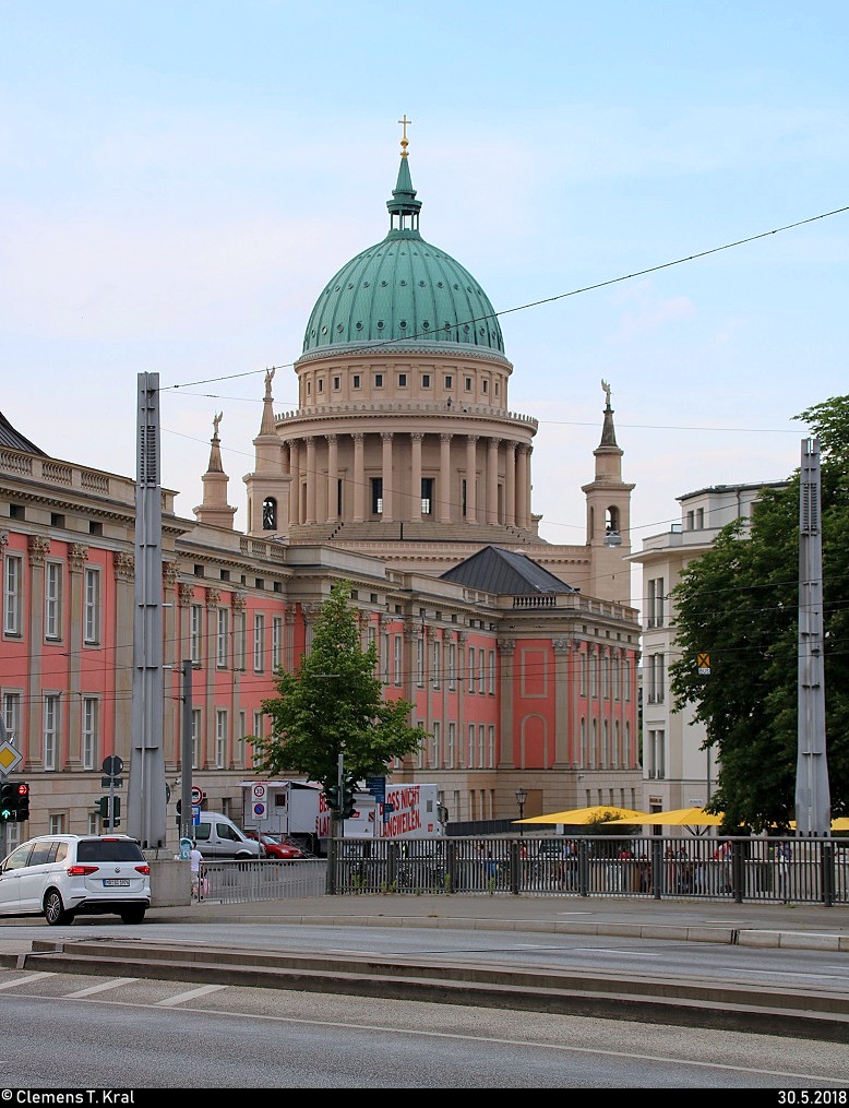 Potsdam: Blick auf die St. Nikolaikirche hinter dem Landtag Brandenburg, fotografiert von der Bundesstrae 1. [30.5.2018 | 19:14 Uhr]