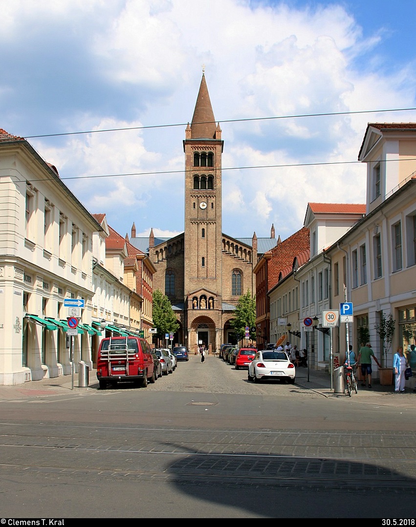 Potsdam: Blick auf die St. Peter und Paul Kirche, fotografiert von der Brandenburger Strae. [30.5.2018 | 15:02 Uhr]