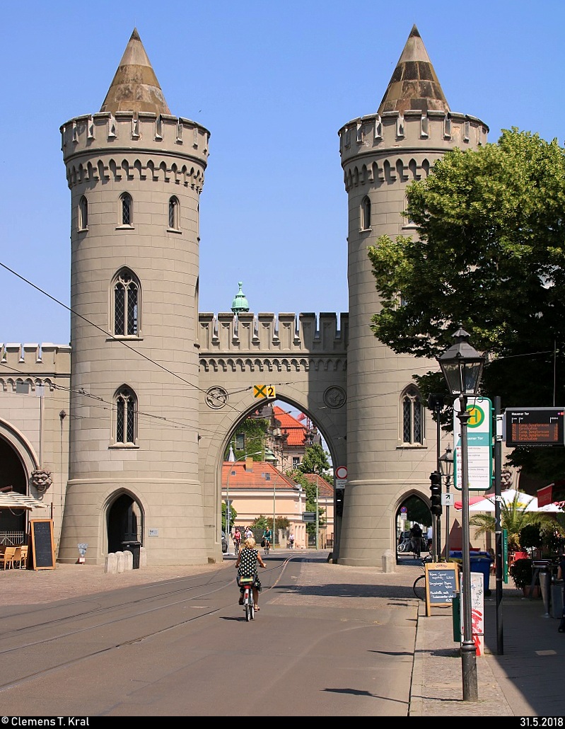 Potsdam: Ein leicht verdeckter Blick auf das Nauener Tor (Aufnahme von der Strae aufgrund des Verkehrs nicht mglich gewesen). [31.5.2018 | 11:55 Uhr]