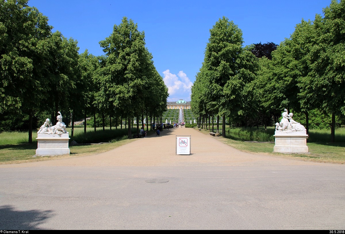 Potsdam: Eingang zum Lustgarten des Schlosses Sanssouci. [30.5.2018 | 13:57 Uhr]