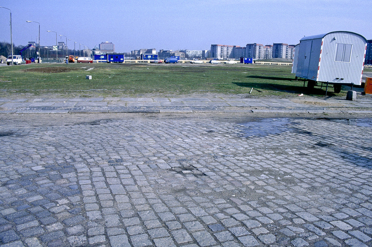 Potsdamer Platz in Berlin. Bild vom Dia. Aufnahme: April 1992.