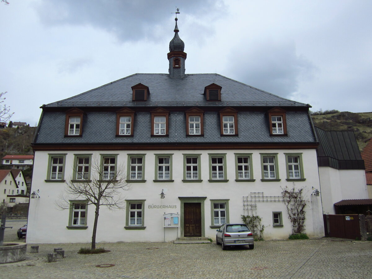 Pottenstein, ehem. Rathaus, heute Brgerhaus im Malerwinkel, zweigeschossiger Mansardwalmdachbau mit Dachreiter, erbaut im 19. Jahrhundert (21.04.2012)