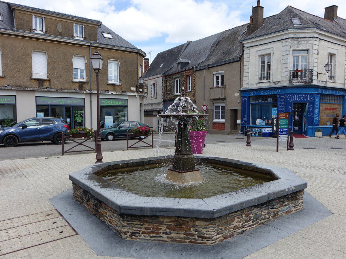 Pouance, Brunnen am Place du Guesclin in der Altstadt (10.07.2017)