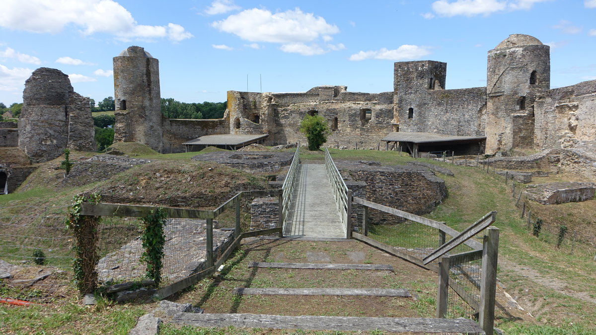 Pouance, die hoch ber dem Verze-Tal gelegenen Ruinen der Burg aus dem 13. und 15. Jahrhundert (10.07.2017)