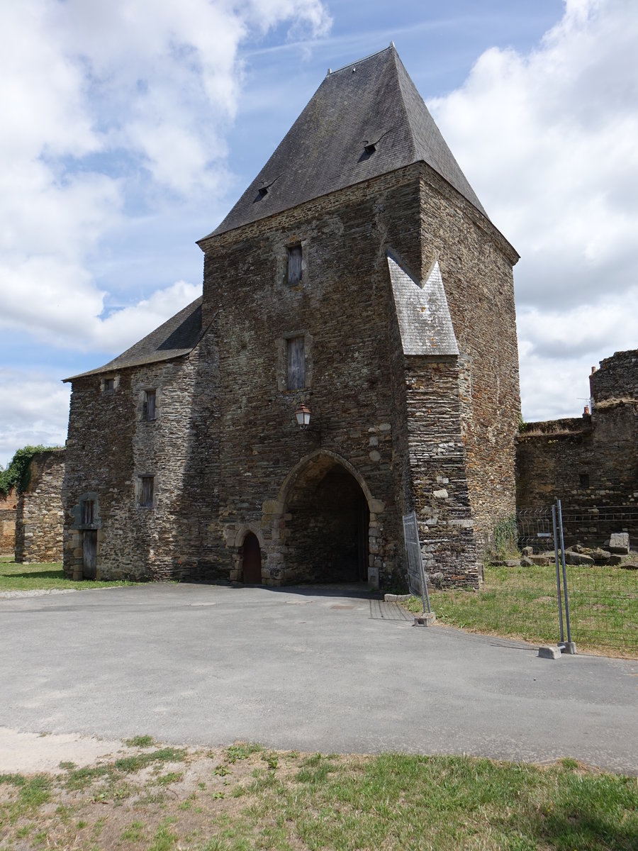 Pouance, La Tour Porche, erbaut im 15. Jahrhundert (10.07.2017)