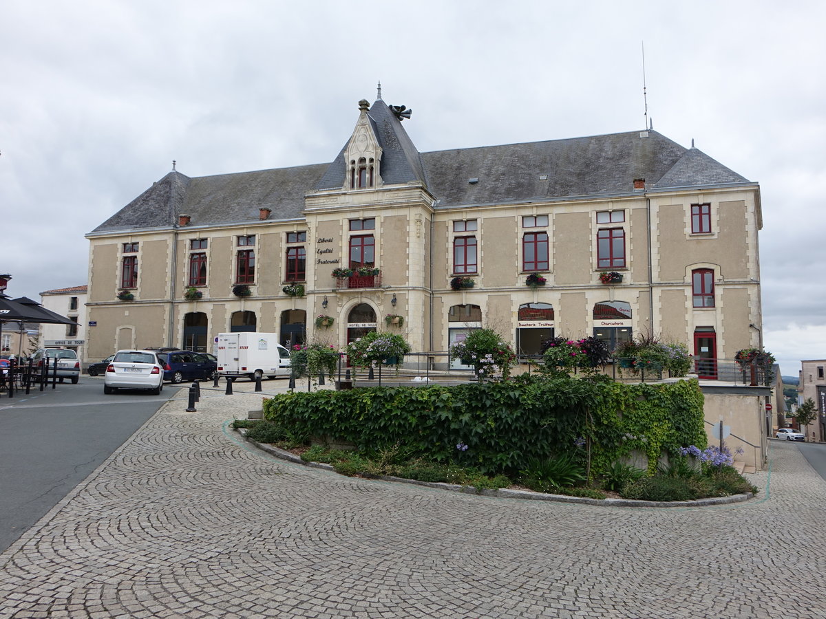 Pouzauges, historisches Rathaus am Place Hotel de Ville (12.07.2017)
