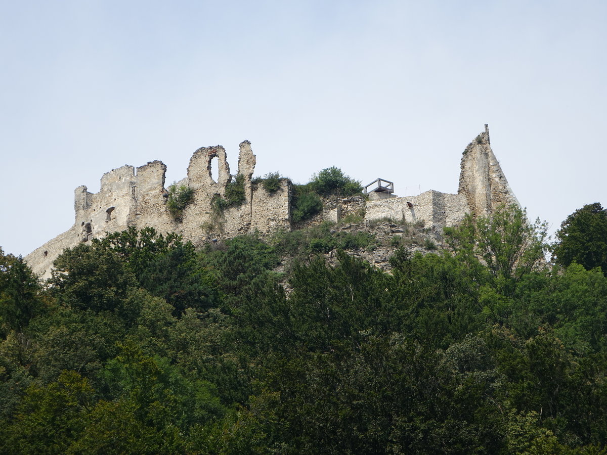 Povazska Bystrica / Waagbistritz, Ruine der Waagburg, erbaut im 13. Jahrhundert als kgl. Grenzburg zwischen Ungarn und dem Knigreich Bhmen (30.08.2019)