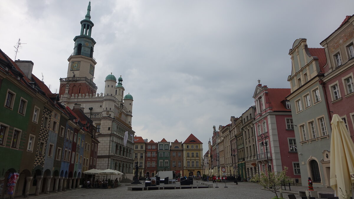 Poznan / Posen, Blick auf den Hauptplatz Rynek mit Rathaus und Brgerhuser (12.06.2021)