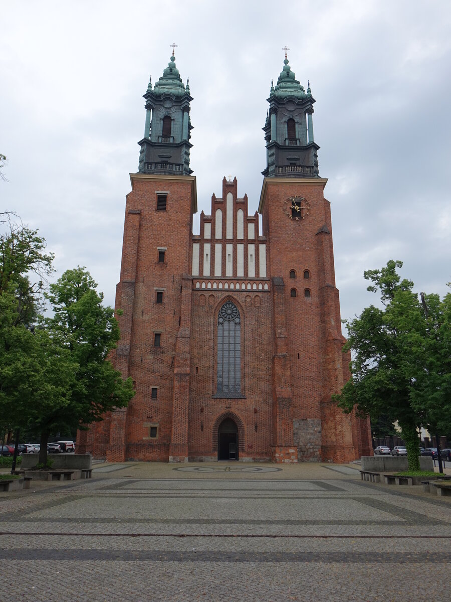 Poznan / Posen, Kathedrale St. Peter und Paul, erbaut im 14. Jahrhundert, Fassade und Trme 15. Jahrhundert (12.06.2021)