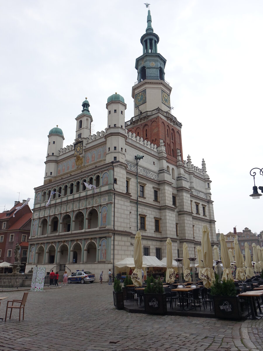 Poznan / Posen, Rathaus am Stary Rynek, erbaut von 1550 bis 1560 durch Giovanni Battista Quadro, die prachtvolle Fassade schmcken eine dreigeschossige Loggia mit Arkadengngen und eine hohe Attika mit Bildnissen der polnischen Knige (12.06.2021)