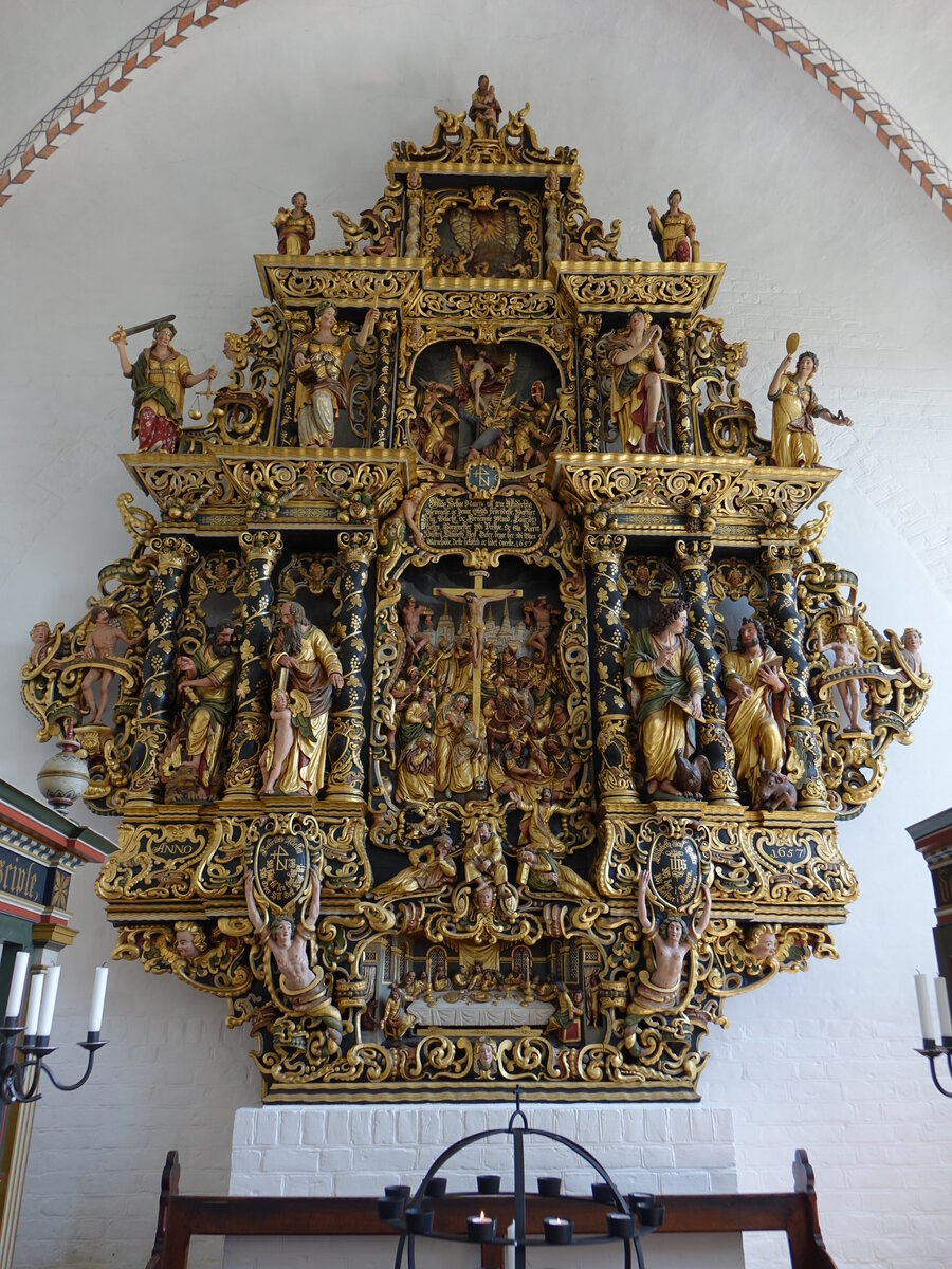 Prst, geschnitzter Hochaltar von 1657 in der evangelischen Kirche, erbaut von Ejler Abelsen (19.07.2021)