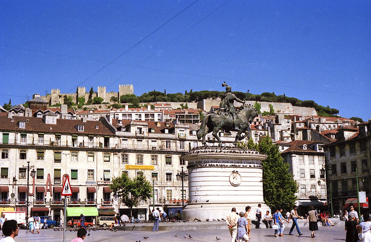 Praa  do Rossio (Offiziel: Praa de D. Pedro IV) in Lissabon. Aufnahme: Juli 1986 (digitalisiertes Negativfoto).