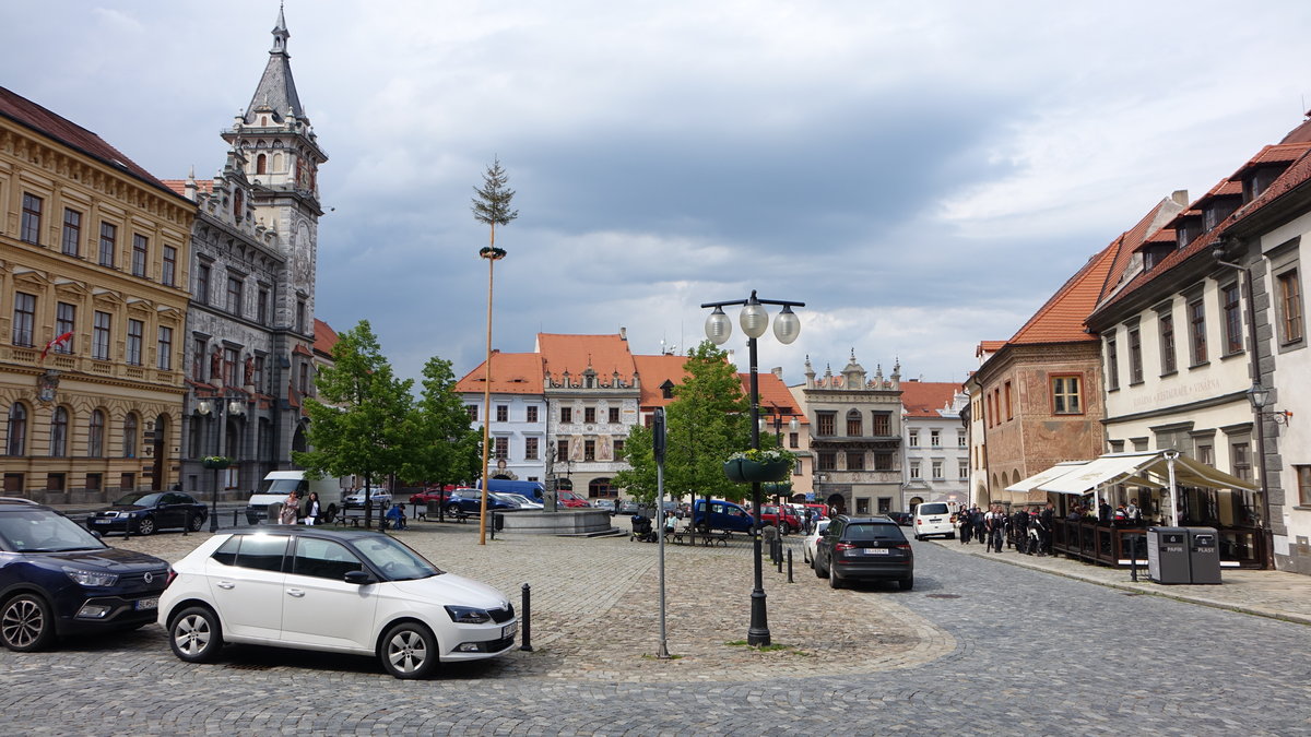 Prachatice, Hauptplatz Velke Namesti mit neuem Rathaus (25.05.2019)