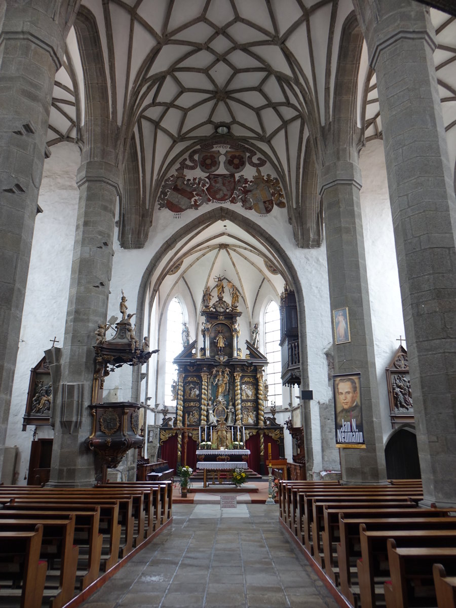 Prachatice, sptgotisches Netzgewlbe in der Pfarrkirche St. Jakob, Hochaltar von 1653 erschaffen von Jan Webr (25.05.2019)