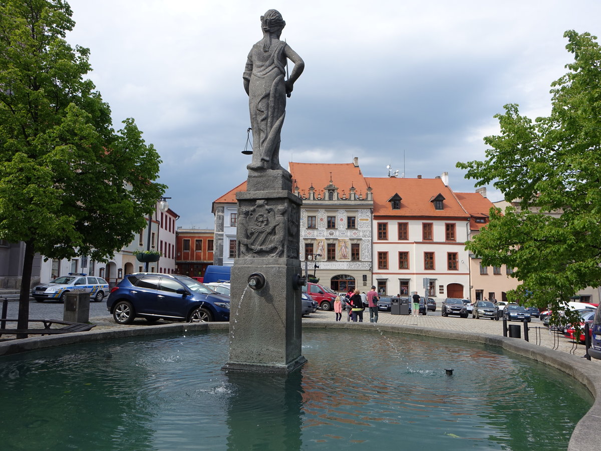 Prachatice, Stadtbrunnen mit Justitia-Standbild am Hauptplatz Velke Namesti (25.05.2019)