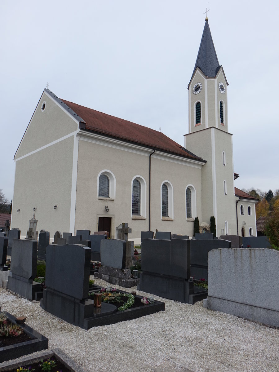 Prackenbach, kath. Pfarrkirche St. Georg, Saalkirche mit Flachsatteldach und eingezogenem Chor, erbaut 1836 (04.11.2017)