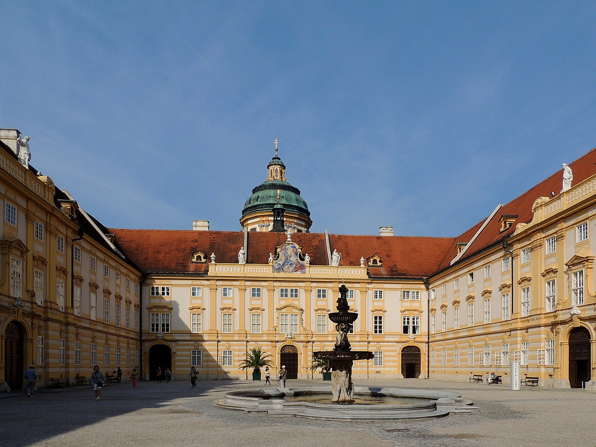 Prlatenhof mit Brunnen im Stift-MELK; 130830