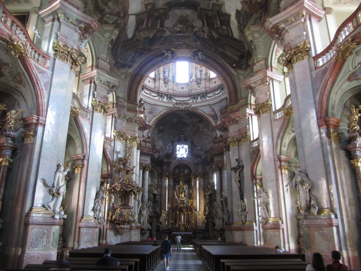 Prag, Chor mit Hochaltar der St. Nikolaus Kirche, Hochalter von Ignaz Franz Platzer (31.08.2013)
