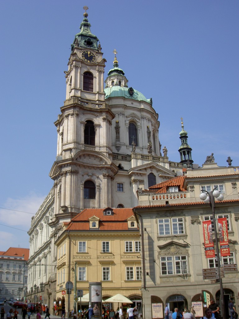 Prag, St. Nikolaus Kirche, Kleinseite, Kirchenschiff erbaut von 1703 bis 1711 durch Christoph Dientzenhofer, Chor und Kuppel erbaut von 1737 bis 1752 durch Kilian Ignaz Dientzenhofer, Glockenturm erbaut 1756 von Anselmo Lurago (31.08.2013)