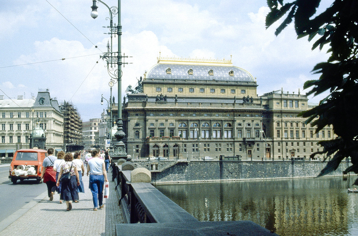 Prager Nationaltheater. Bild vom Dia. Aufnahme: Juli 1990.