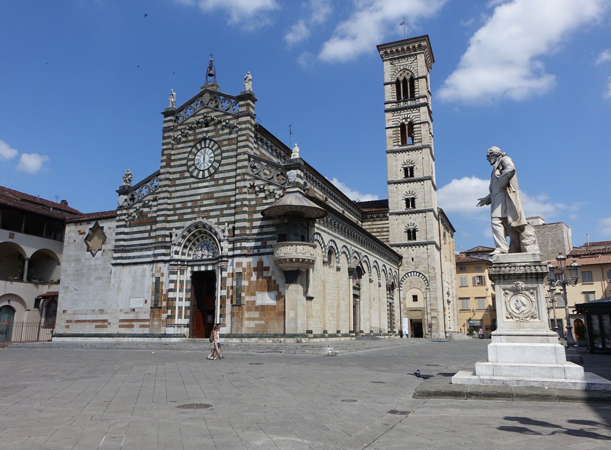 Prato, Dom St. Stephanus, erbaut im 10. Jahrhundert, Campanile von 1356 erbaut durch Giudetta da Como, Fassade von 1386 erbaut durch Lorenzo di Filippo aus weiem Alberese Marmor und grnen Serpentino Marmor (16.06.2019)