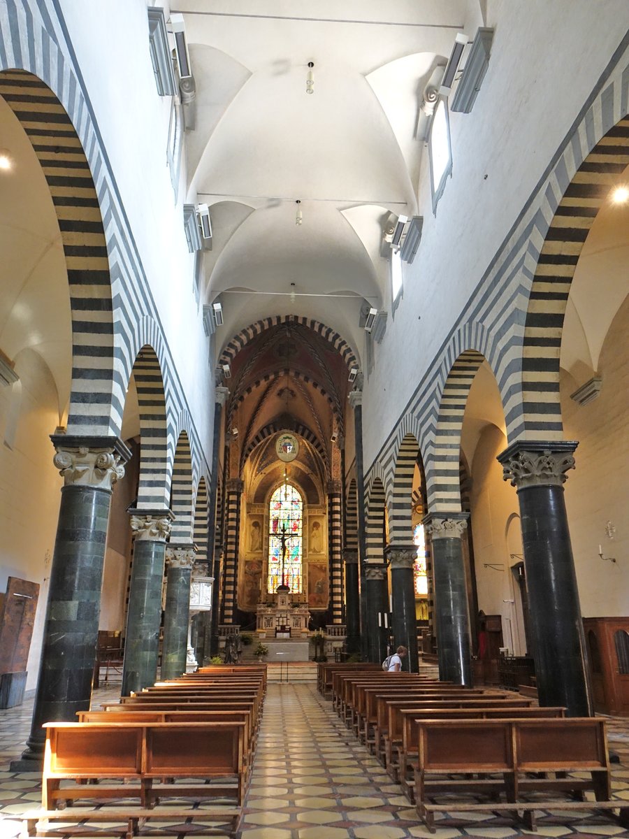Prato, Innenraum der Kathedrale St. Stephanus, dreischiffiger Innenraum mit abschliesender Apsis, Fresken von Agnola Gaddi (16.06.2019)