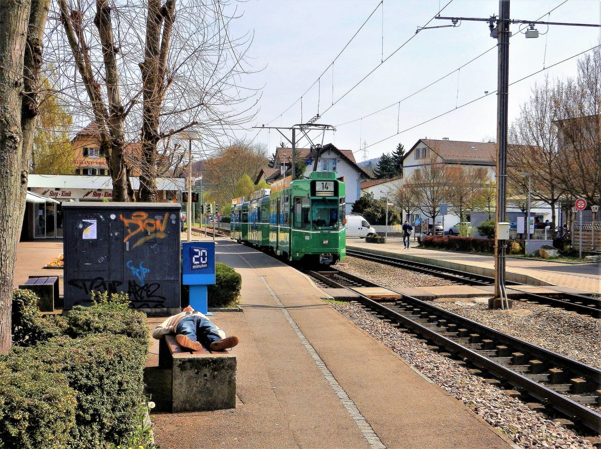 Pratteln, 20 Minuten Mittagsschlfchen bei der Haltestelle Bahnhofstrasse der Tramlinie 14 nach Basel - 01.04.2014