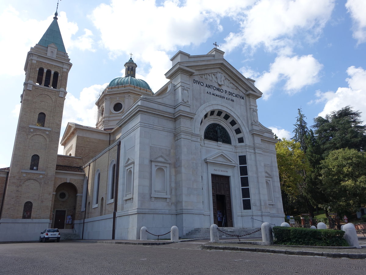 Predappio, Pfarrkirche San Antonio, erbaut von 1931 bis 1935 durch den Architekten Cesare Bazzani, Fassade aus Cagli- und Trani- Marmorplatten  (20.09.2019)