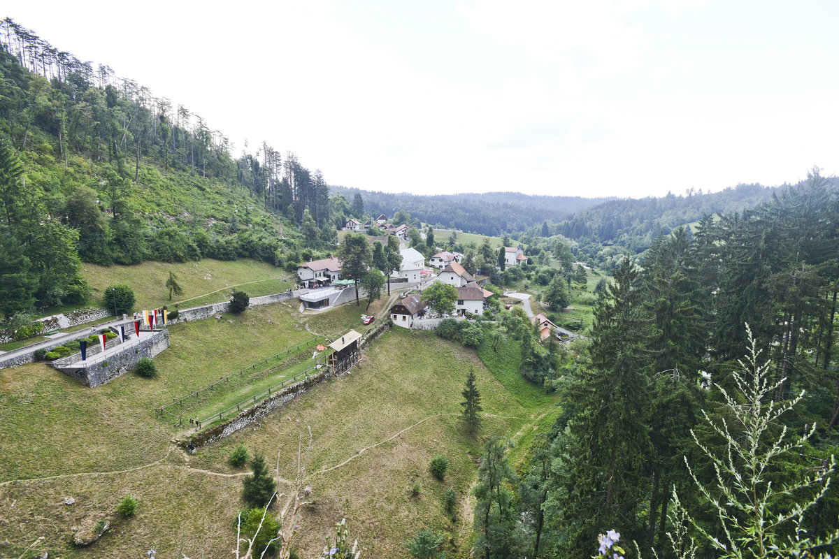 Predjama von der Burg aus gesehen. Aufnahme: 27. Juli 2016.