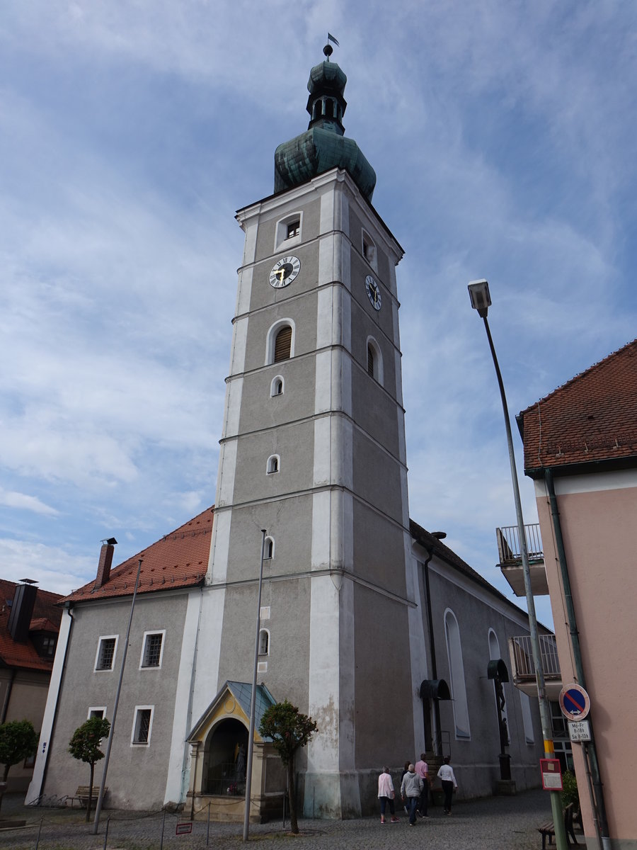Pressath, Pfarrkirche St. Georg, Saalkirche mit Steildach, Flankenturm mit Zwiebelhaube (20.05.2018)