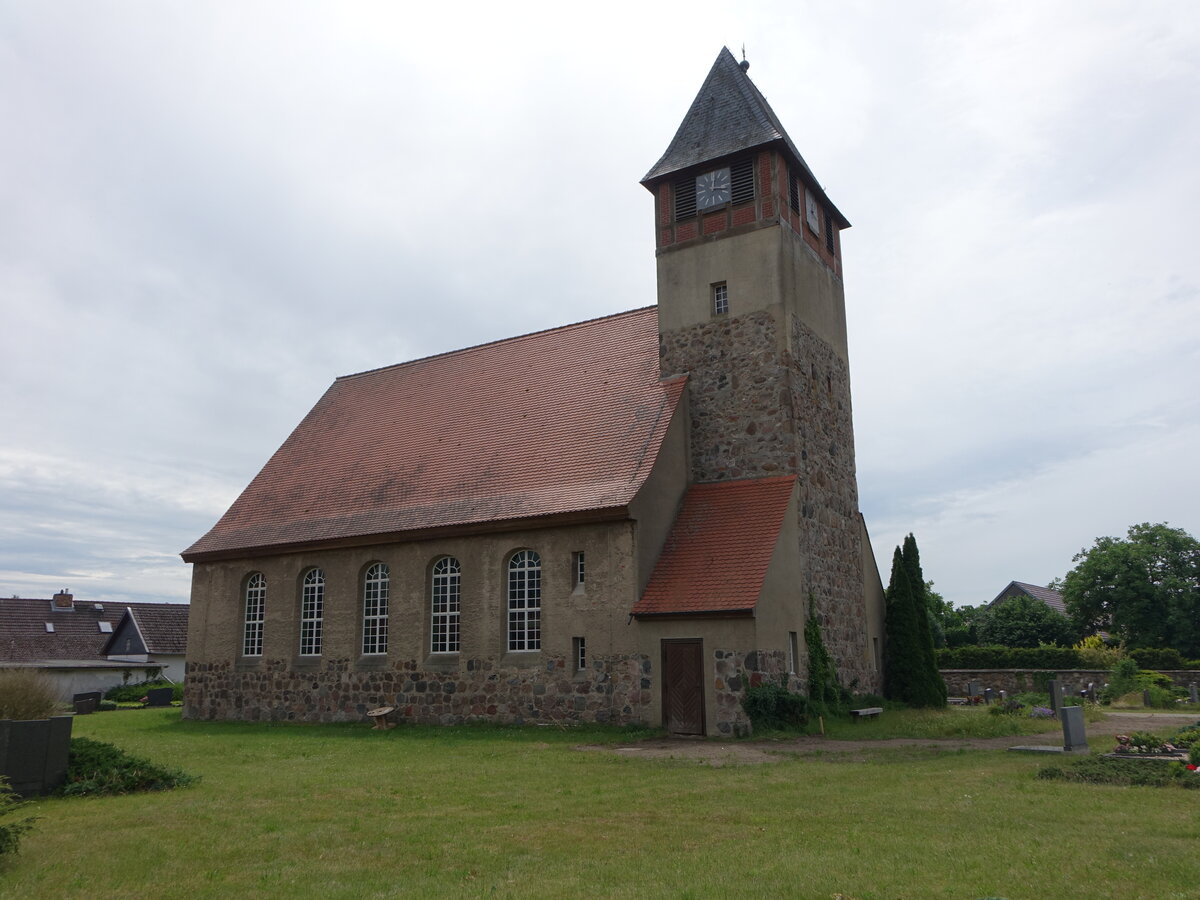 Pretzier, evangelische Dorfkirche, erbaut 1911, Westturm aus Feldstein (20.06.2026)