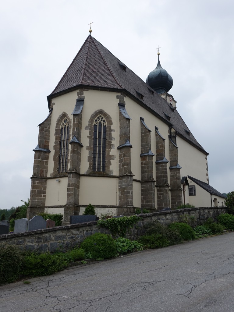 Preying, Pfarrkirche St. Brigida, Saalkirche mit Steildach und wenig eingezogenem, fnfseitig geschlossenem Chor, Westturm mit Zwiebelhaube, sptgotisch, erbaut im 15. Jahrhundert (25.04.2015)